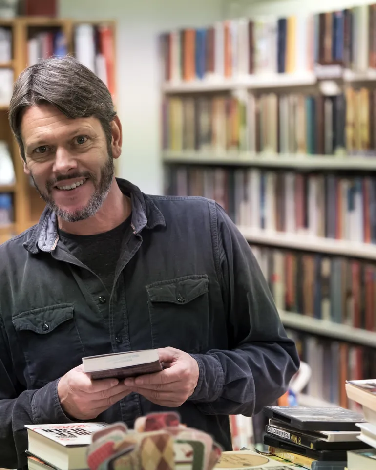 Portrett bibliotekar Trond Blom i Pasientbiblioteket. Foto