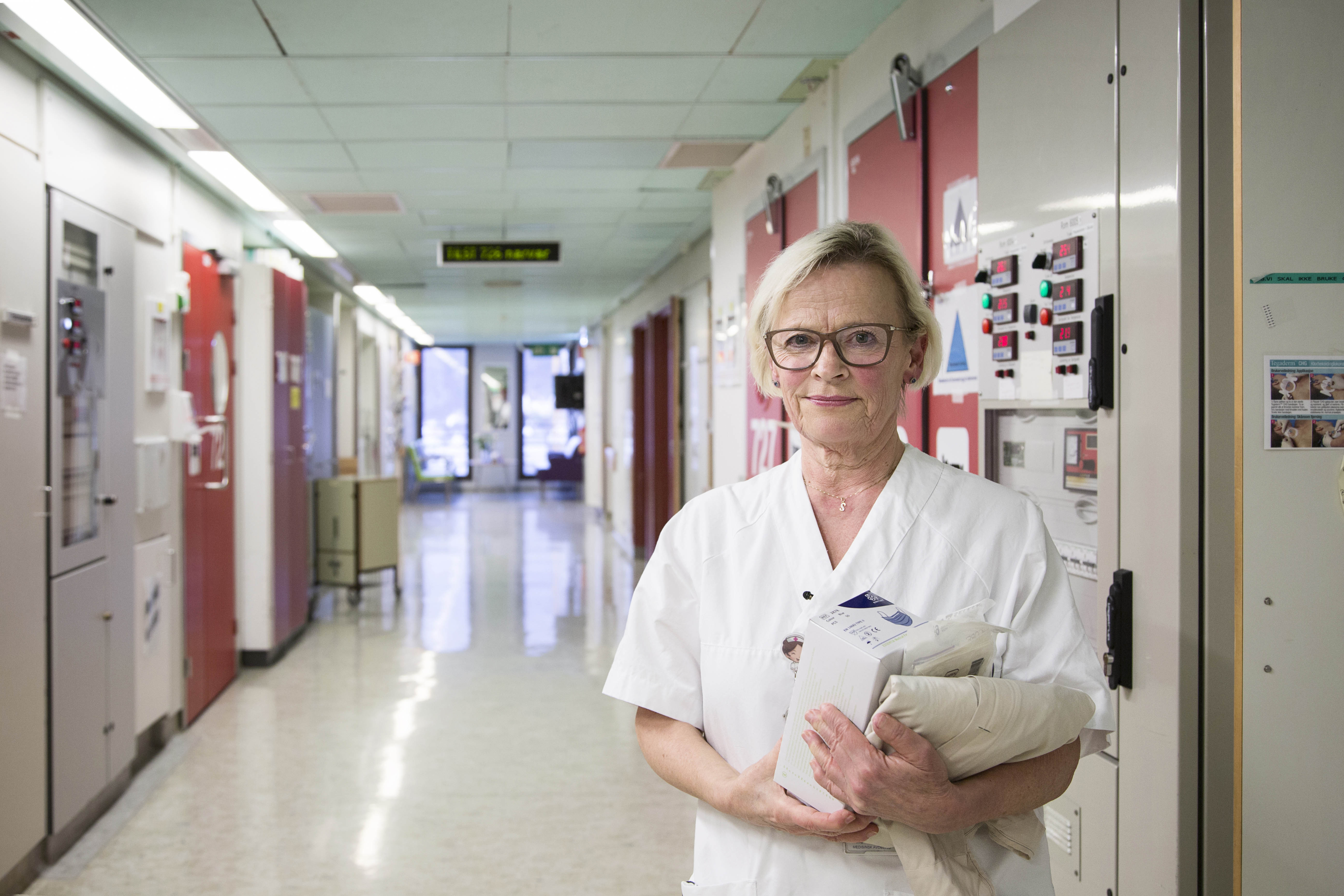 sykepleier i gangen.foto