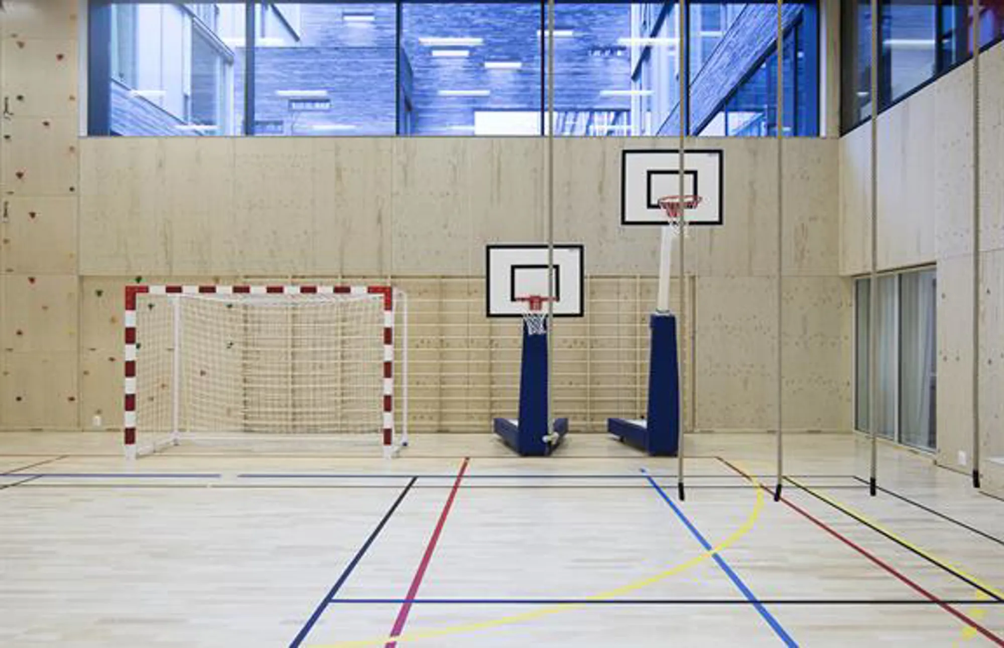 BUS_I_Energisenteret_idrettshall_håndball_basketball_østveggen_1.jpg