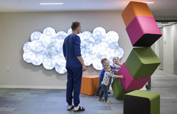 BUS_I_mingleområde_1.etasje_blokk_2_utsmykking_sitteputer_barn_leker_fysioterapeut_3b (1).jpg