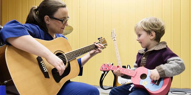 Musikkterapi_terapeut_gutt_gitar_2.jpg