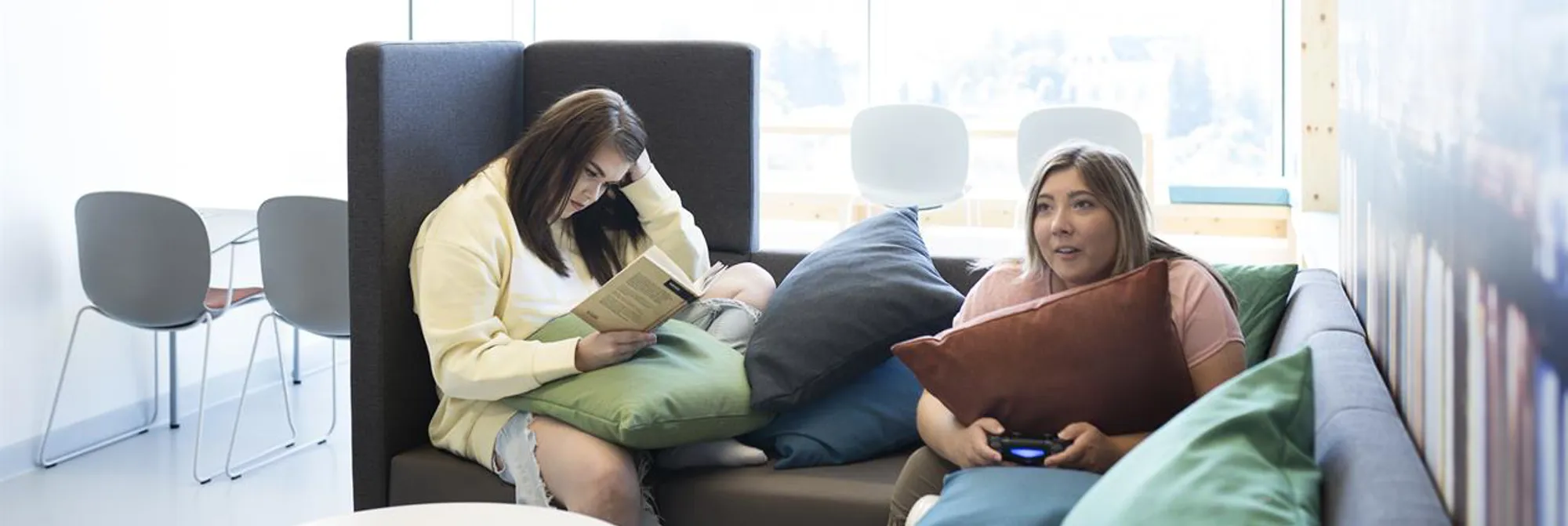 BUS_blokk_4_etasje_3_ungdomsrommet_sofa_lesing_dataspel_1.jpg