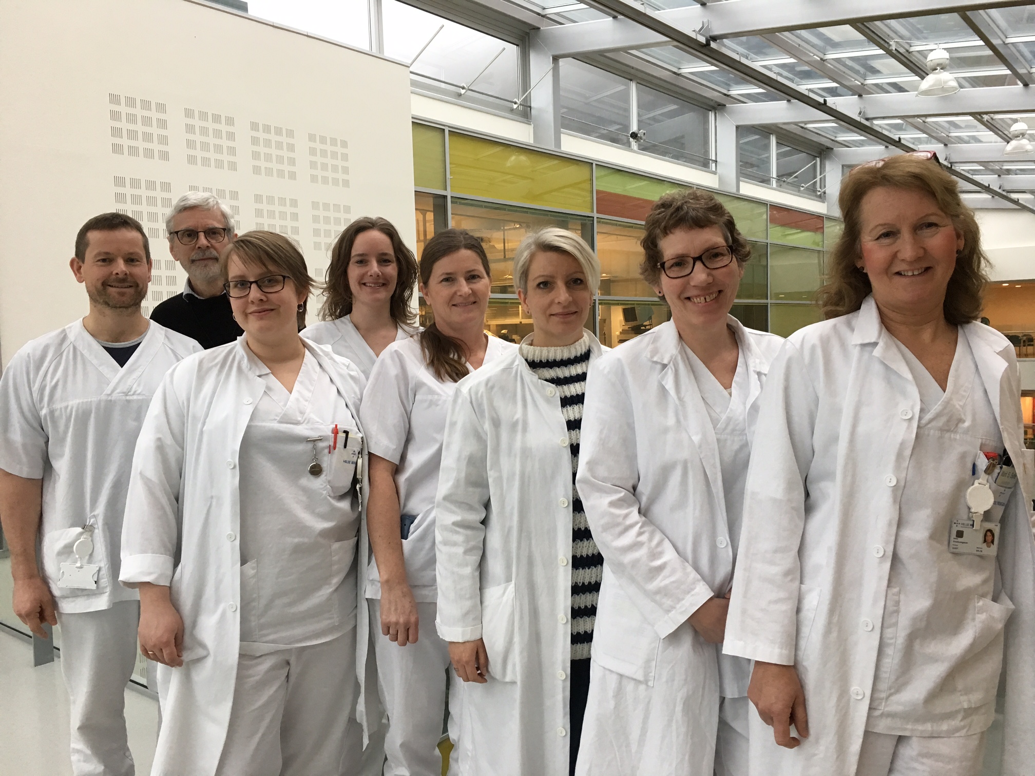 En gruppe mennesker iført hvite labfrakker