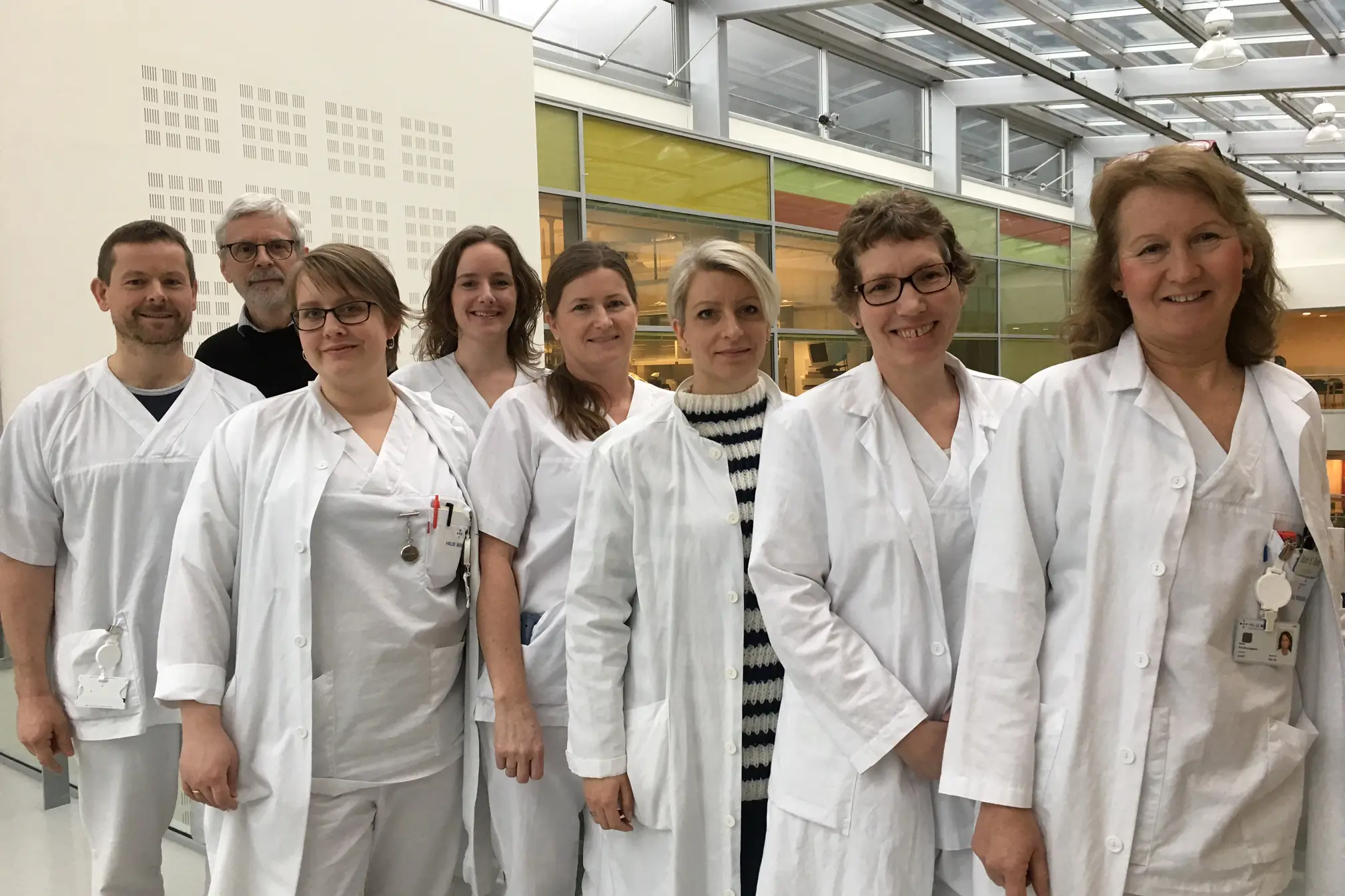 En gruppe mennesker iført hvite labfrakker