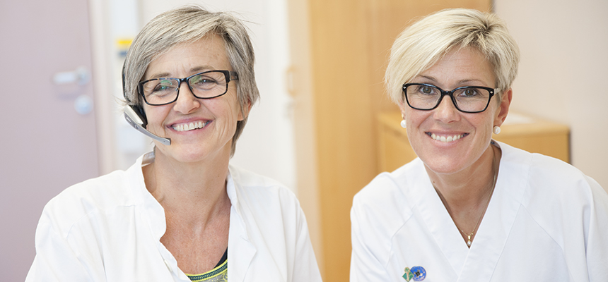 Et par kvinner med briller