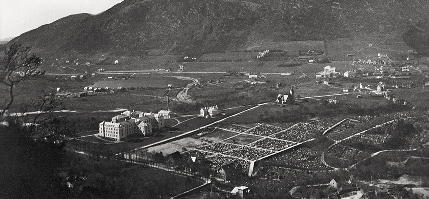 Oversiktsbilde haukelandsområdet med sykehusbygg og Årstad kirke i 1915.