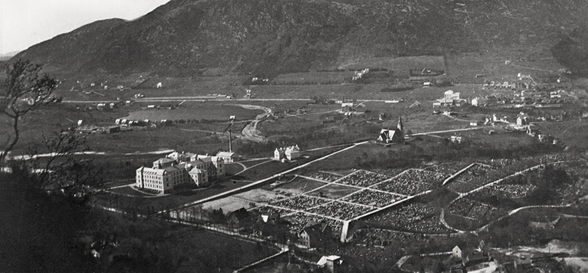Oversiktsbilde haukelandsområdet med sykehusbygg og Årstad kirke i 1915.