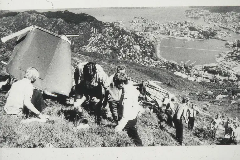 Ulriksbanevogn på bakken, redningsmannskaper i fjellsiden etter ulykke, utsikt mot Store Lungårdsvann. Foto