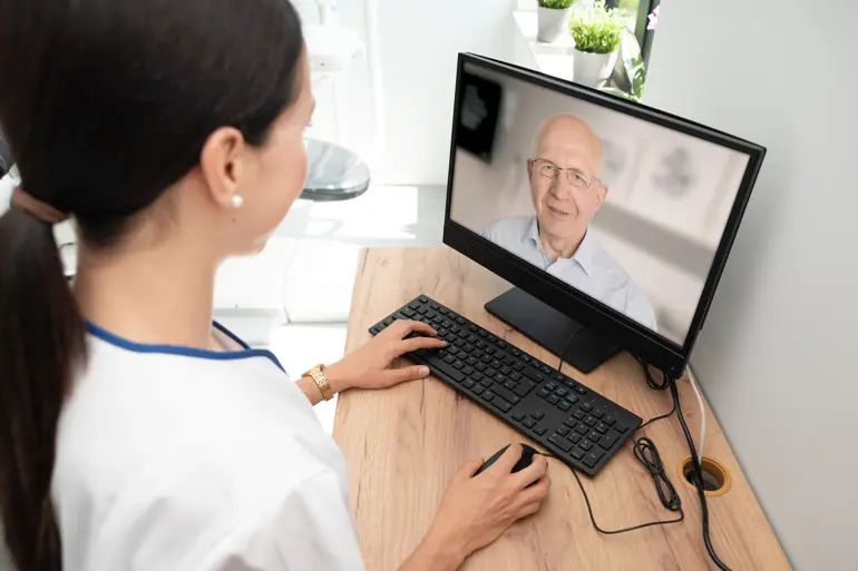 e-helse dame som snakker med mann på video