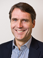 En mann som smiler til kameraet