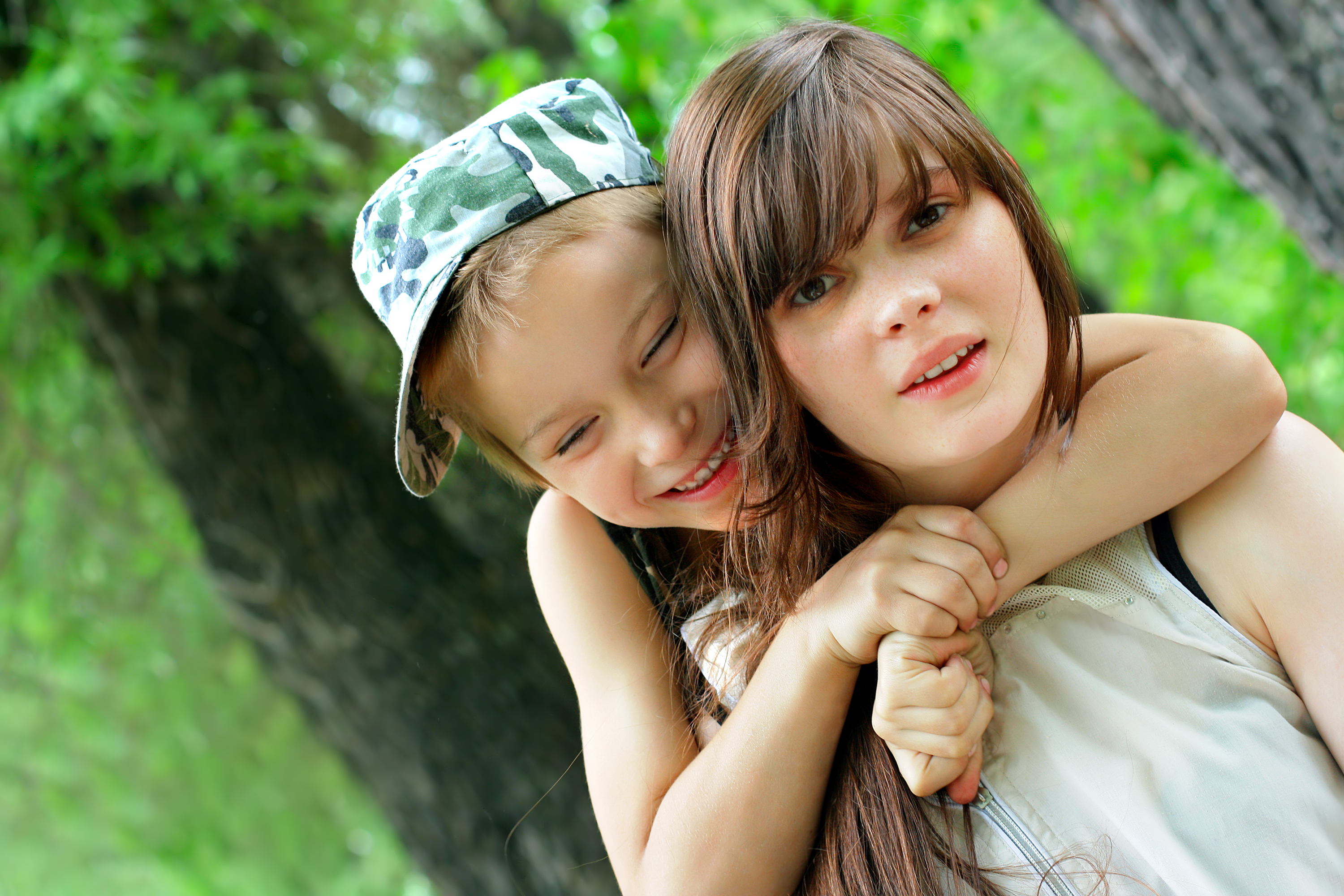 Et par jenter poserer for kameraet