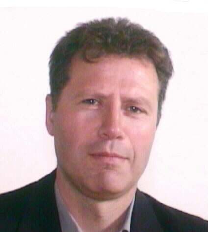 En mann med grønt hår