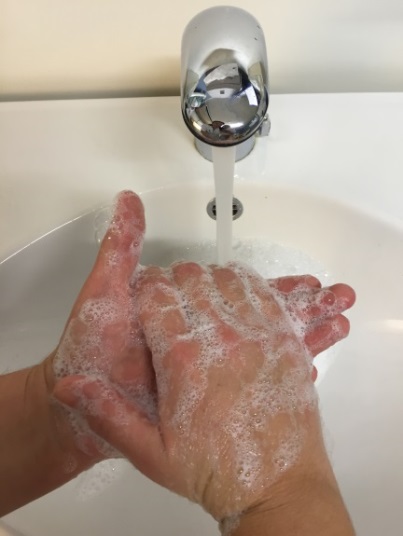 En hånd som holder en kran