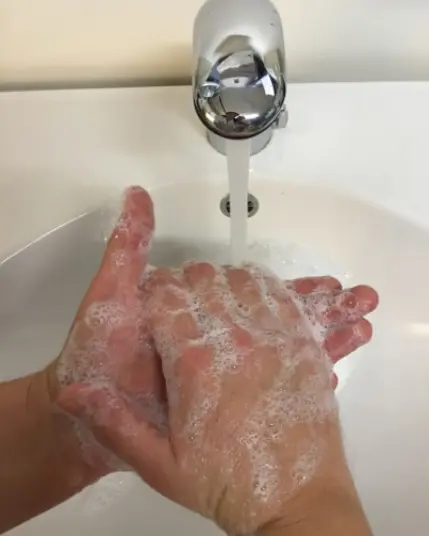 En hånd som holder en kran