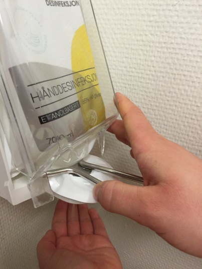 En hånd som holder en plastflaske