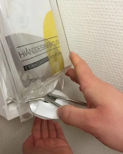 En hånd som holder en plastflaske