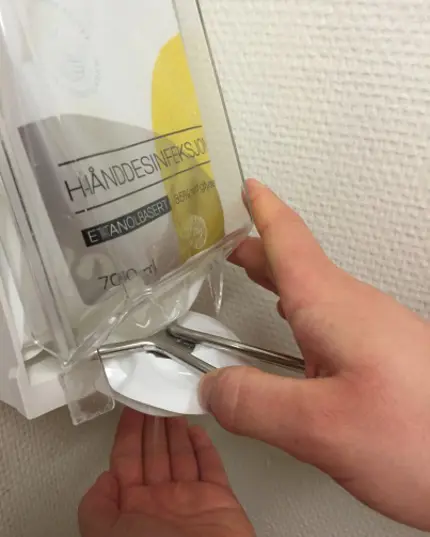 En hånd som holder en plastflaske