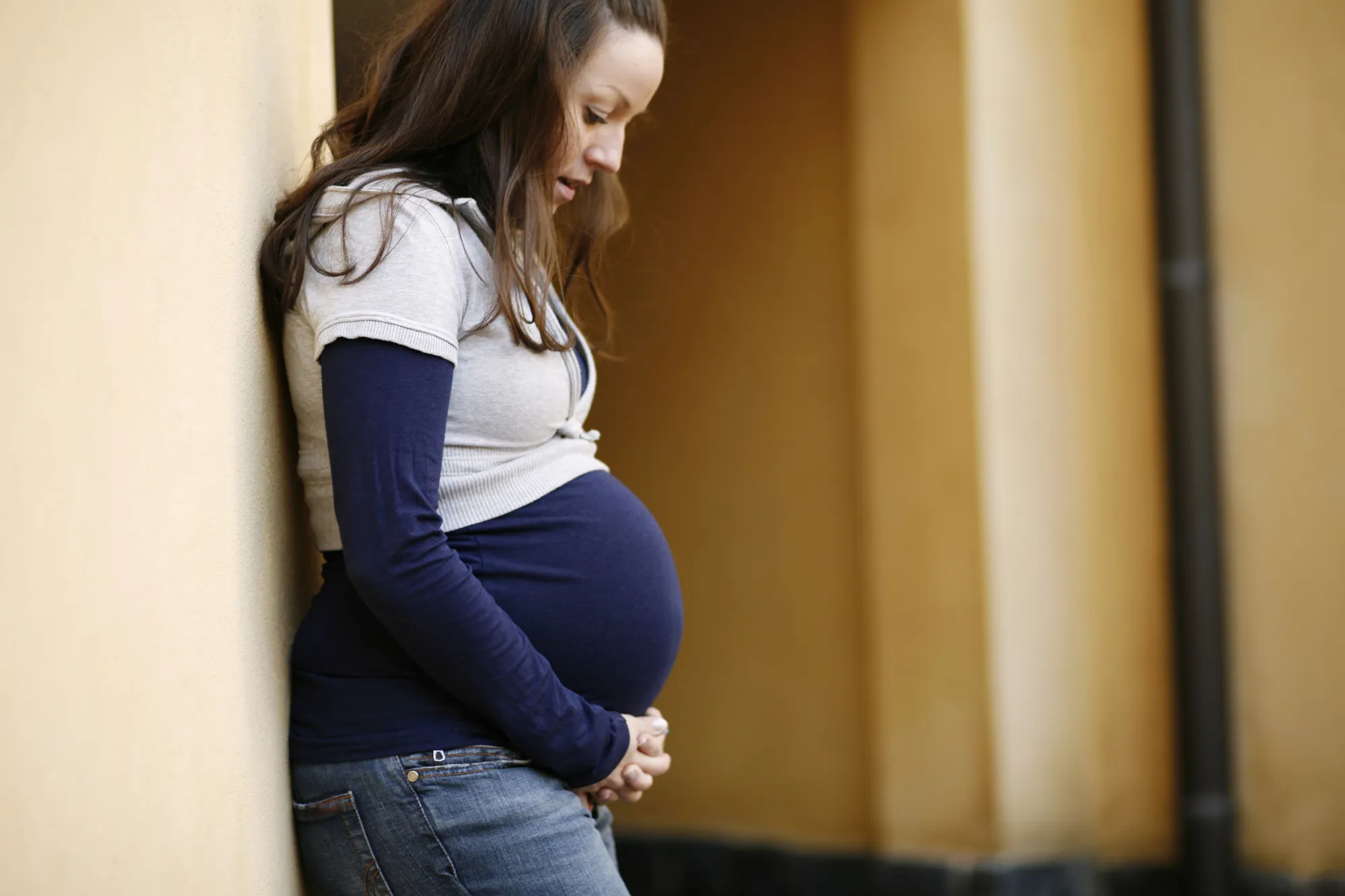Gravid kvinne i profil. Foto