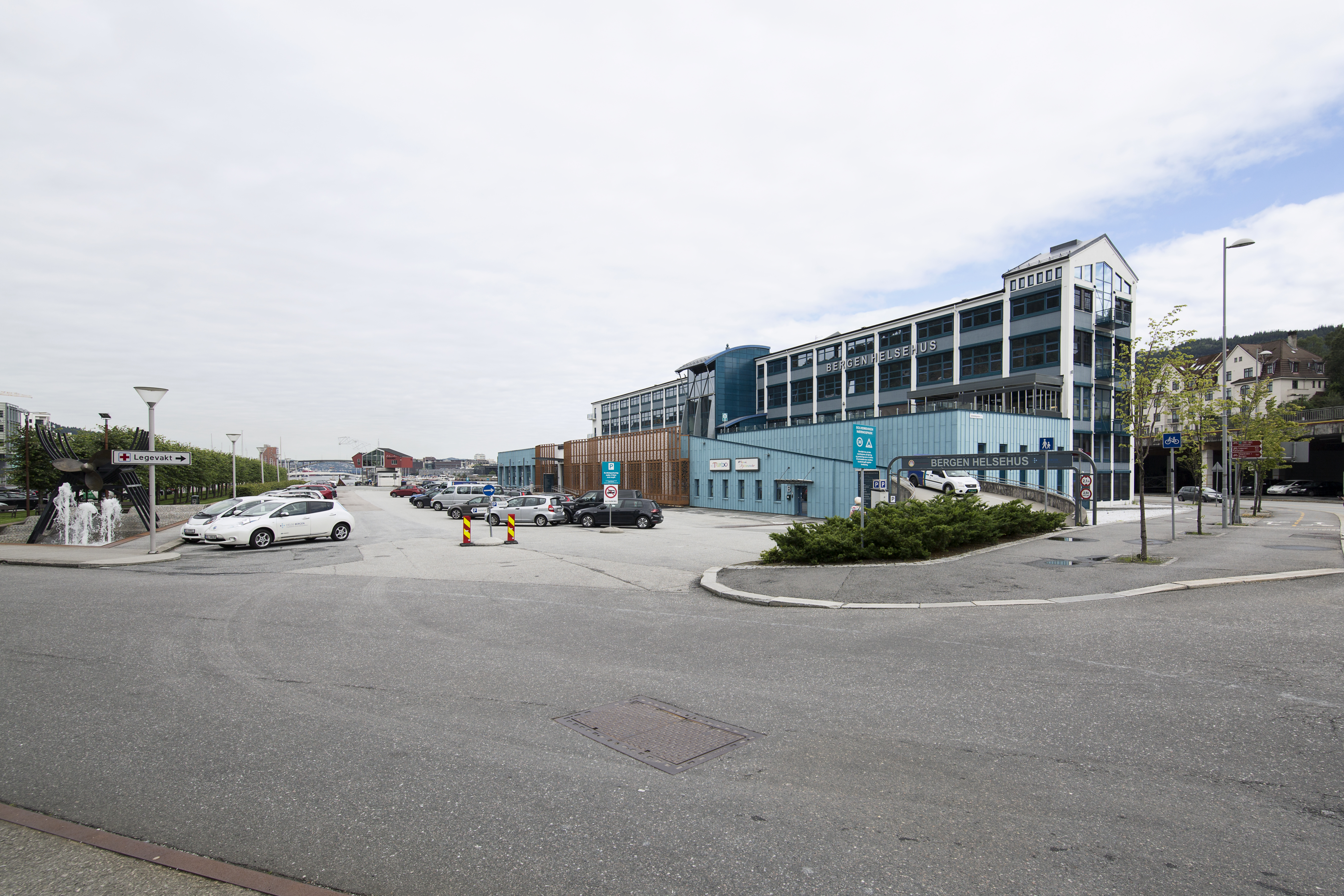 Eksteriør Bergen helsehus og parkeringsplass. Foto