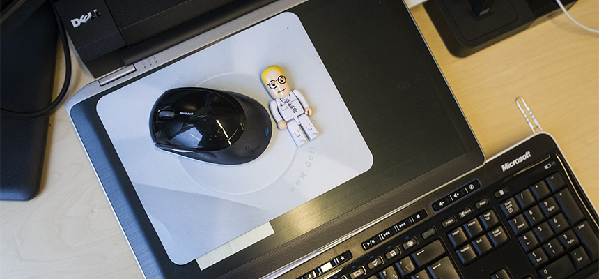 Leke og datamus. Foto.