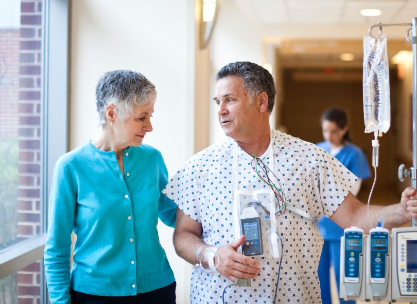 Eldre pasient sammen me pårørende 