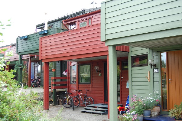 Et hus med en sykkel foran