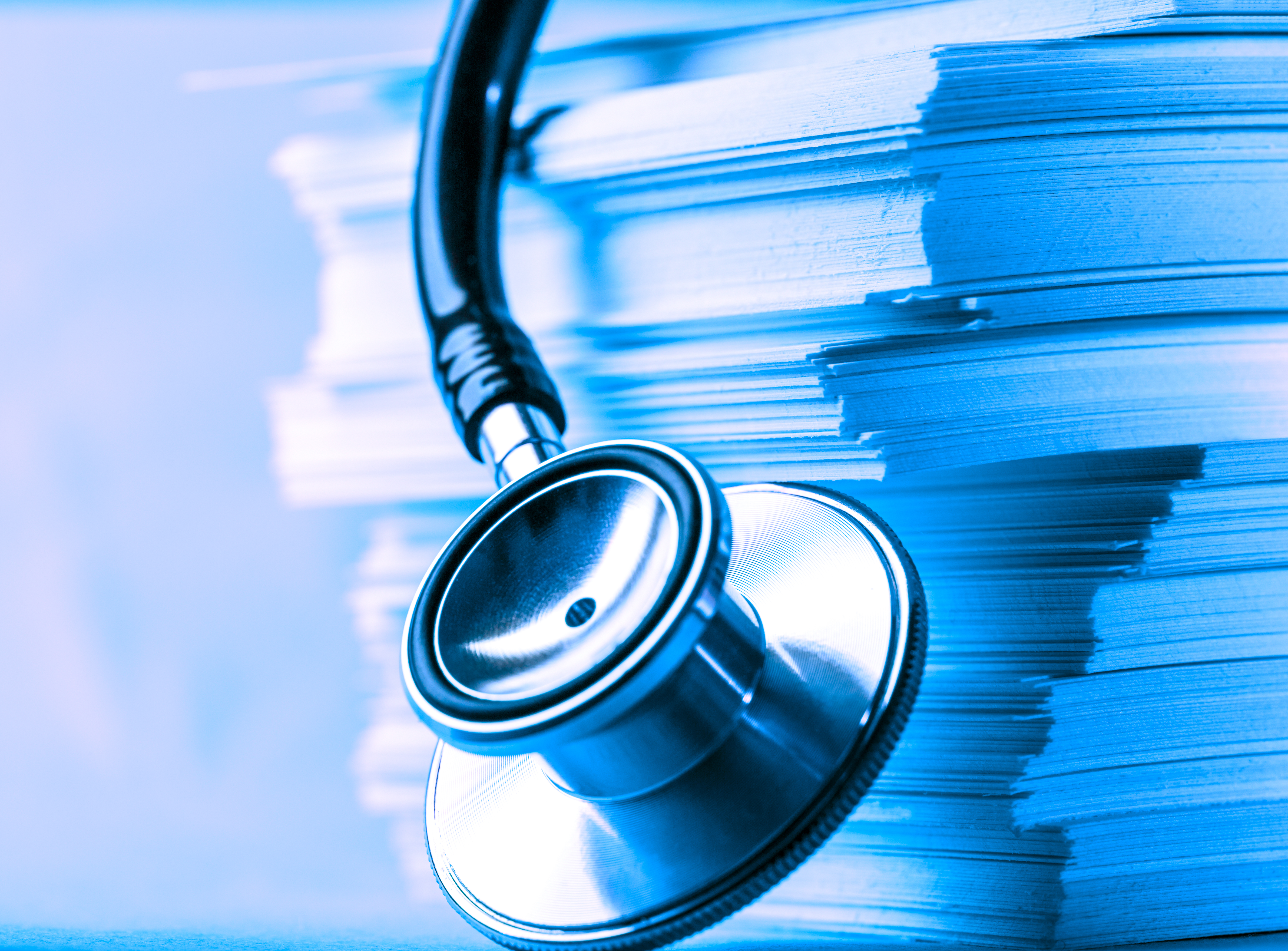 stetoskop og bunke med papirer. foto