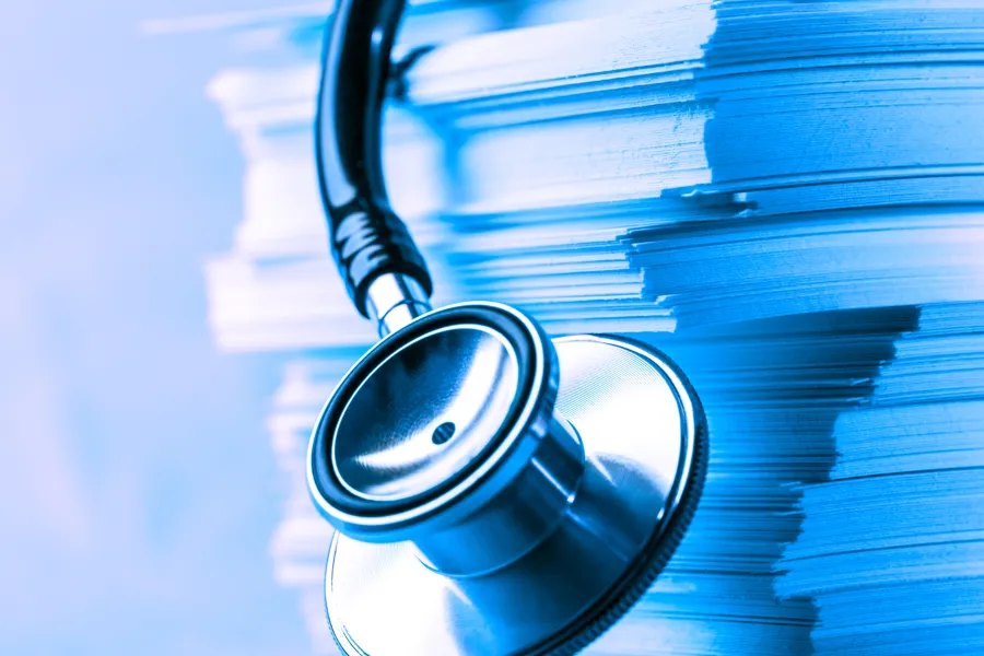 stetoskop og bunke med papirer. foto
