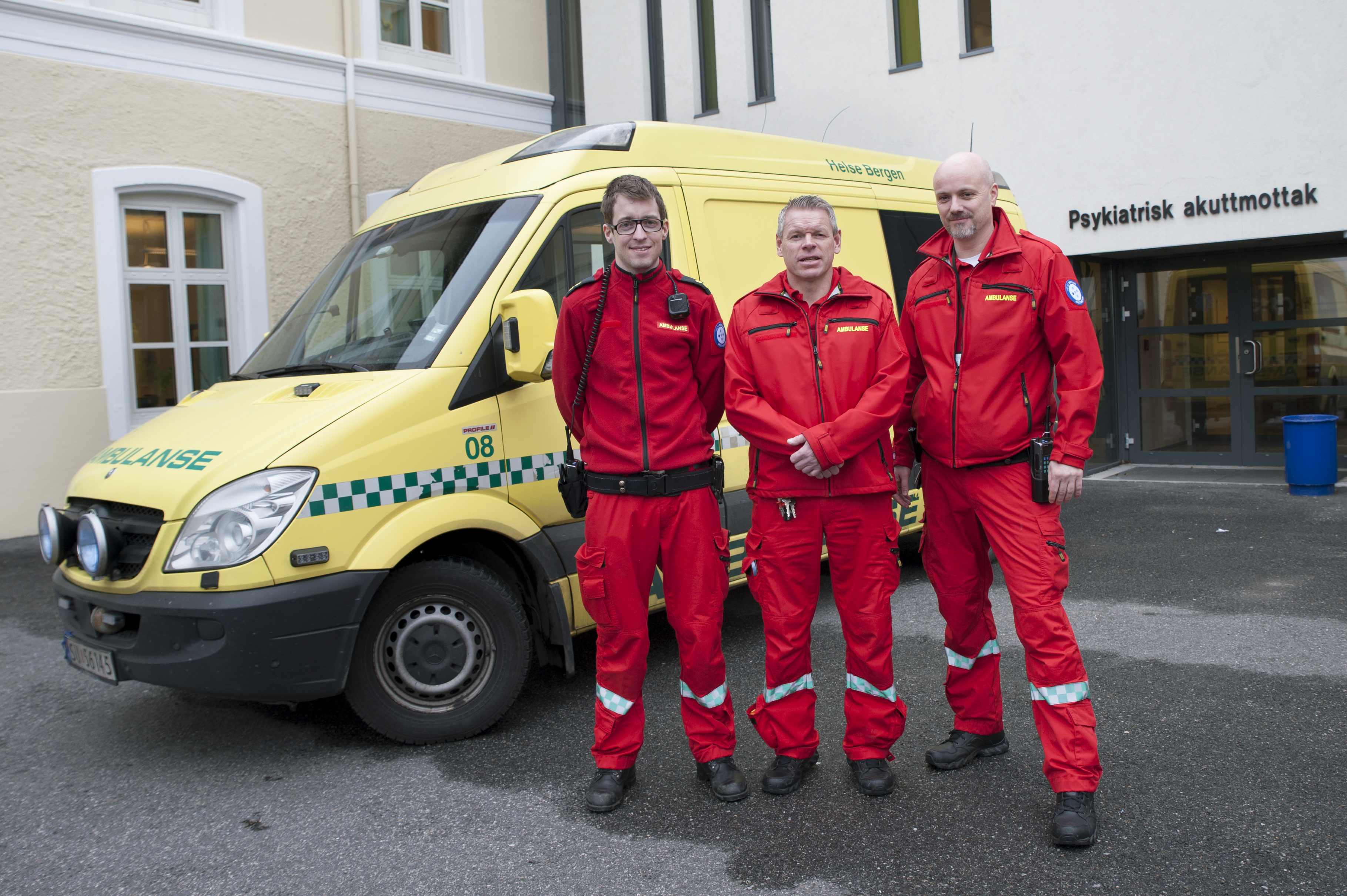 Ambulansepersonell foran ambulanse og inngangsparti ved psykiatrisk akuttmottak.Foto