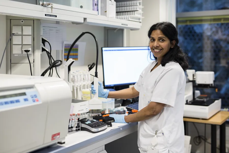 Bioingeniør jobbar på lab