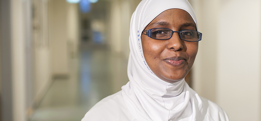 kvinne ser i kamera.foto