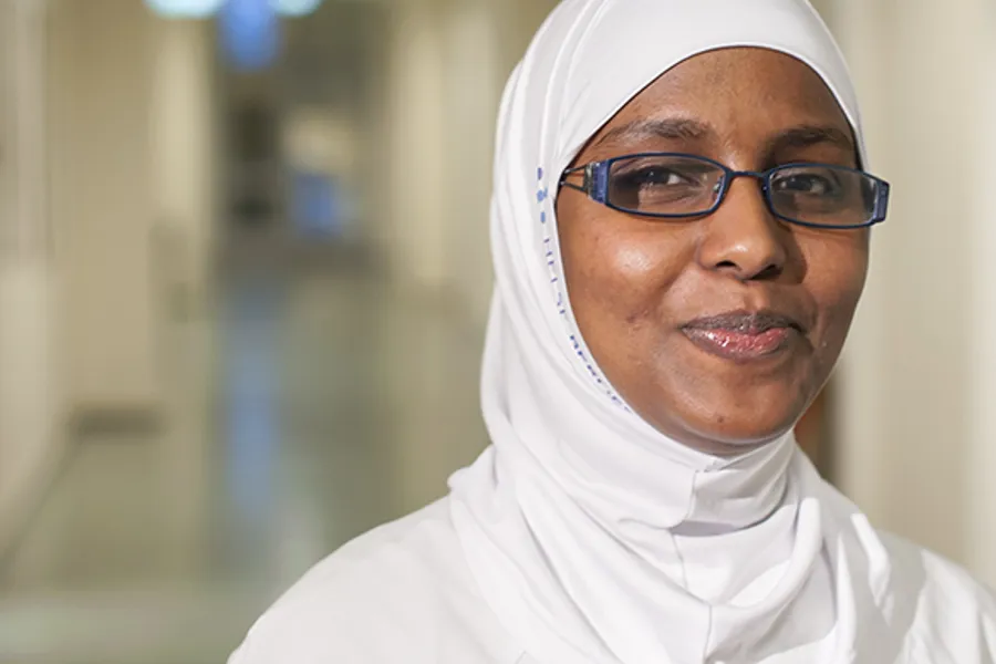 kvinne ser i kamera.foto