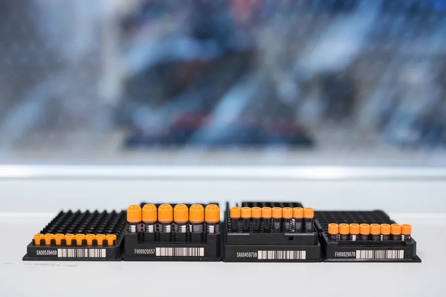 FluidX biobankrør i stativ i ulike størrelser