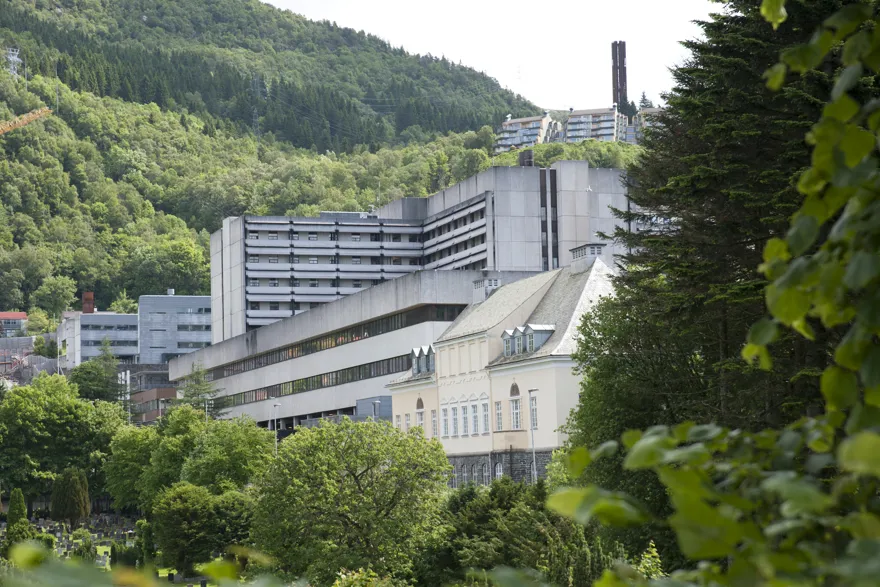 Eksteriør bilde av Sentralblokka på Haukeland sett fra Kvinneklinikken. Foto