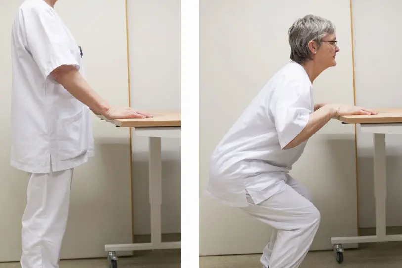 Montasje to bilder; kvinne står rak, kvinne bøyer knærne. Foto