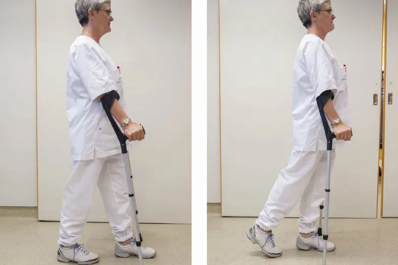 Montasje - to bilder; krykker plasseres fremover, operert fot plasseres mellom krykker. foto