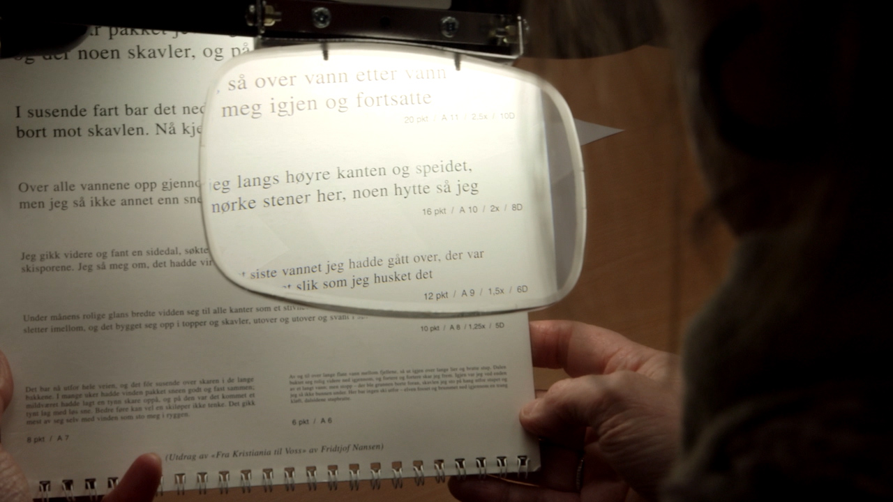Lupebrille foran tekst