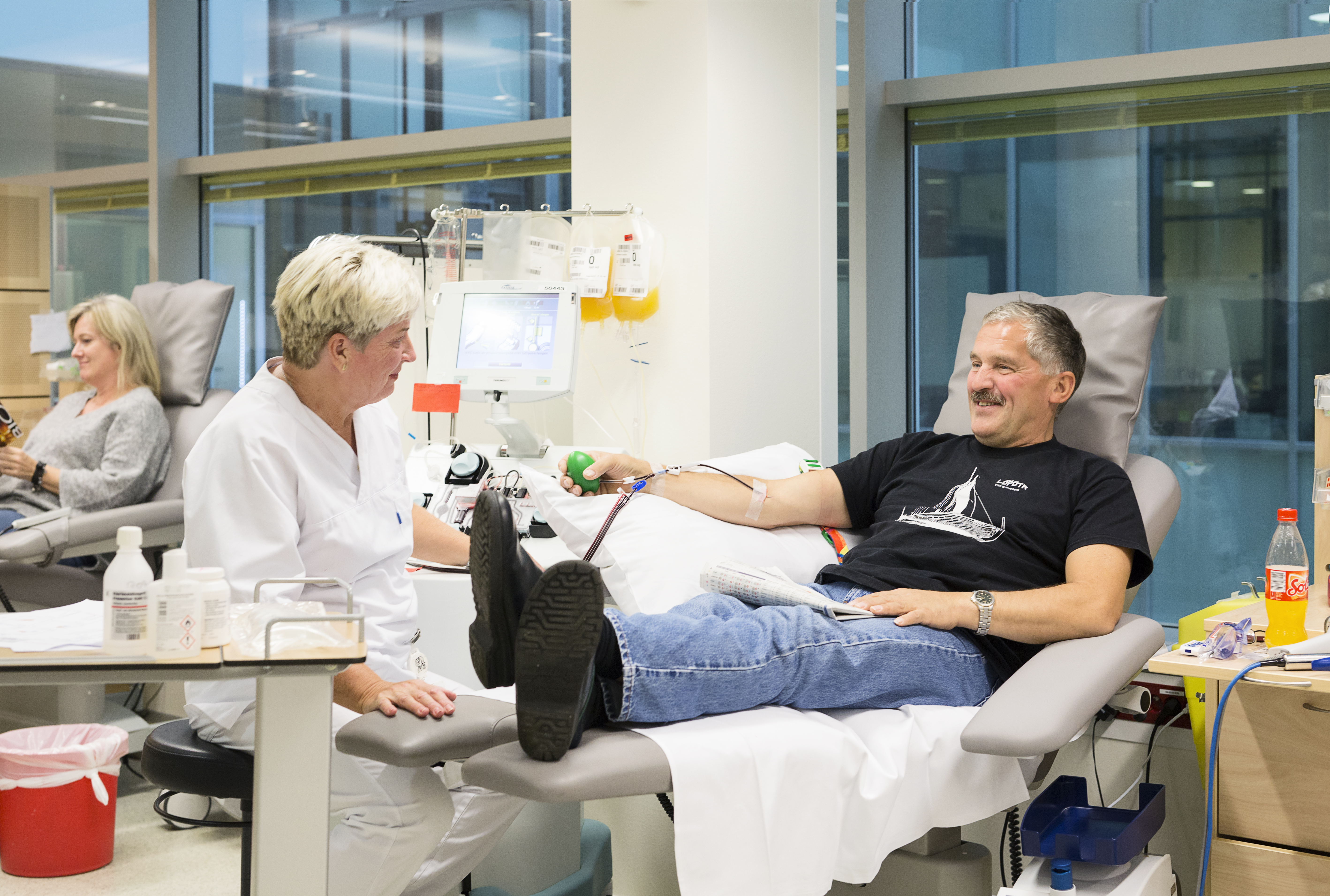 Bioingeniør og blodgiver som gir blod