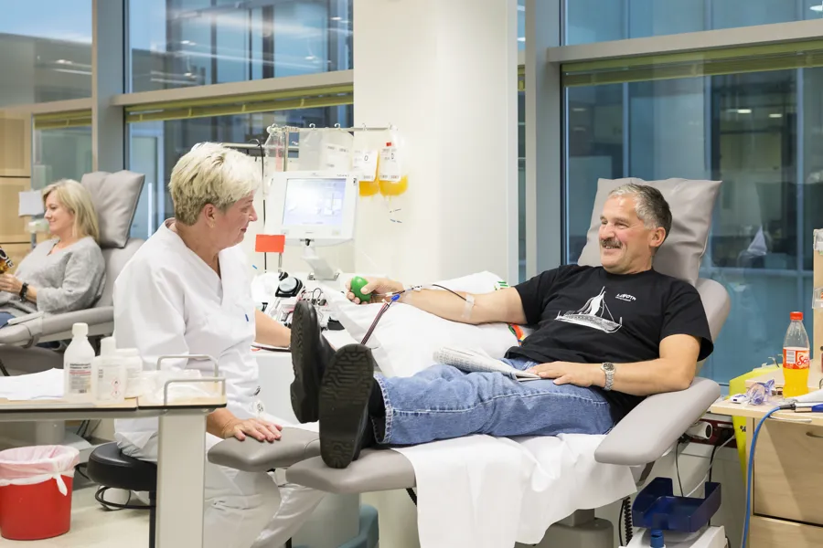 Bioingeniør og blodgiver som gir blod