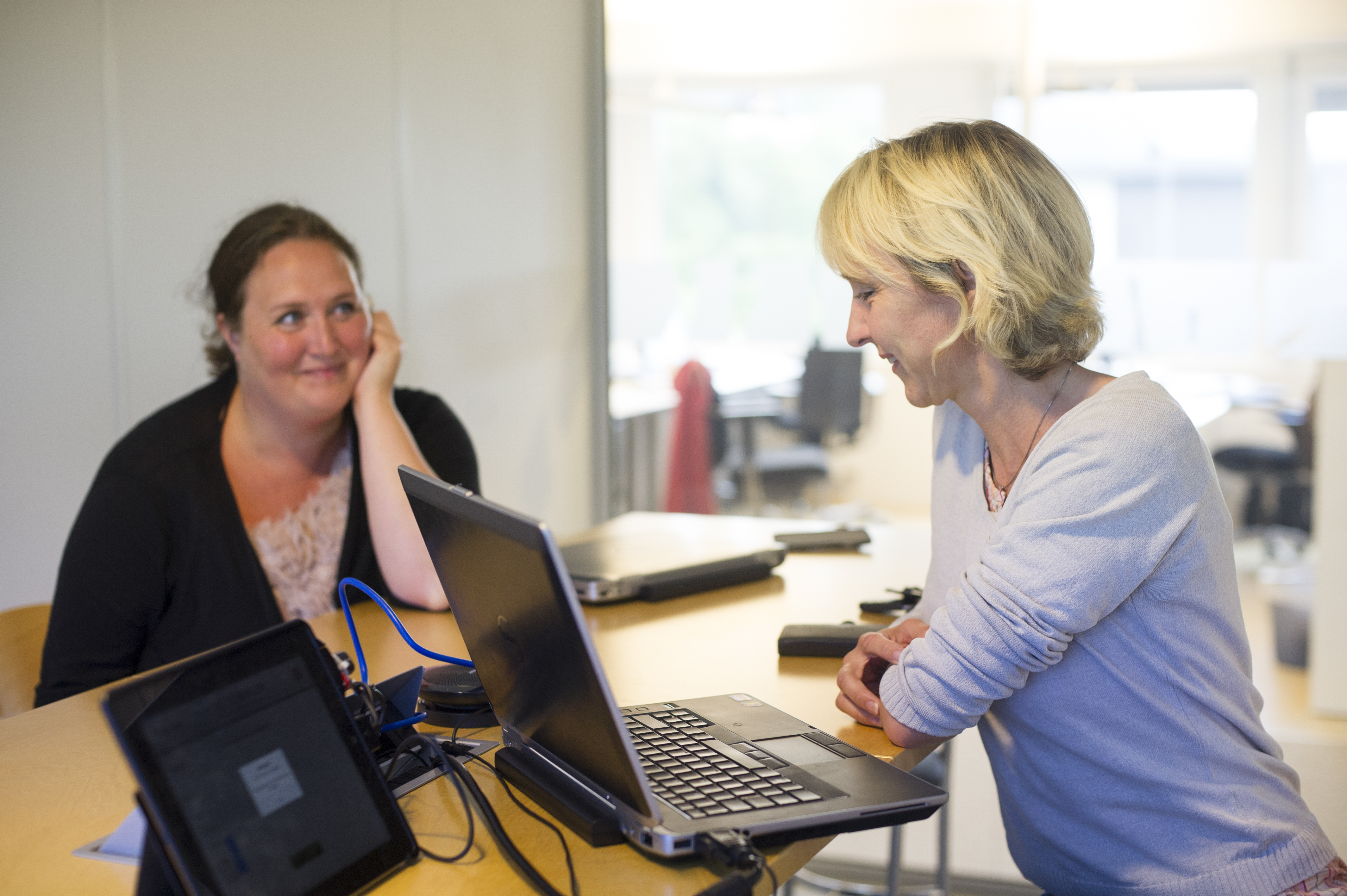 Foto. To personar med PC