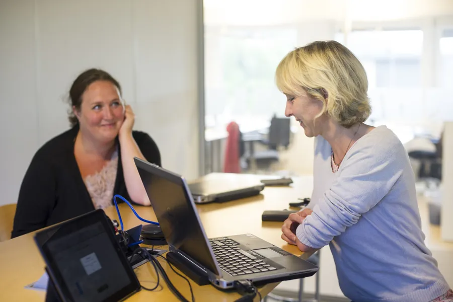 Foto. To personar med PC