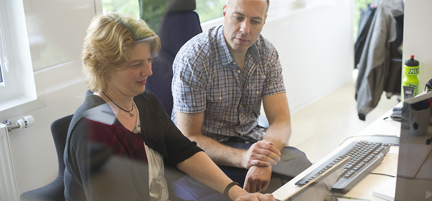 En mann og en kvinne som ser på en dataskjerm