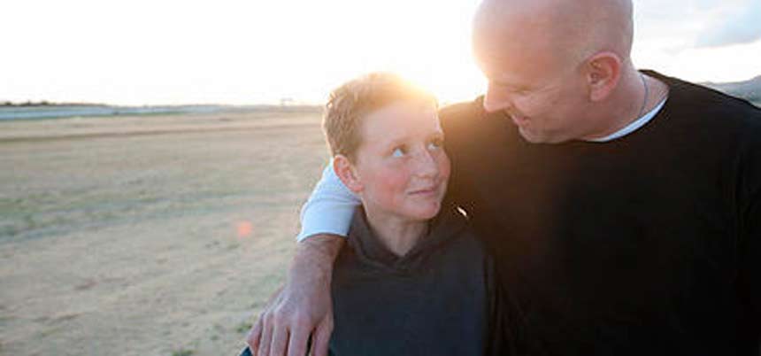 En mann som holder et barn