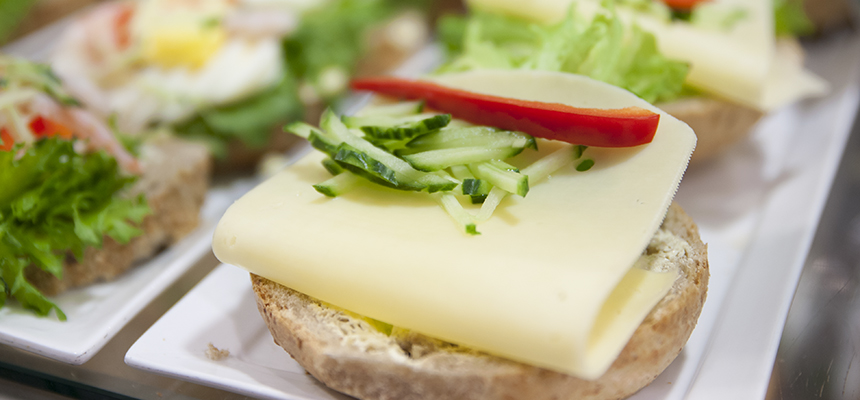 rundstykke med hvitost