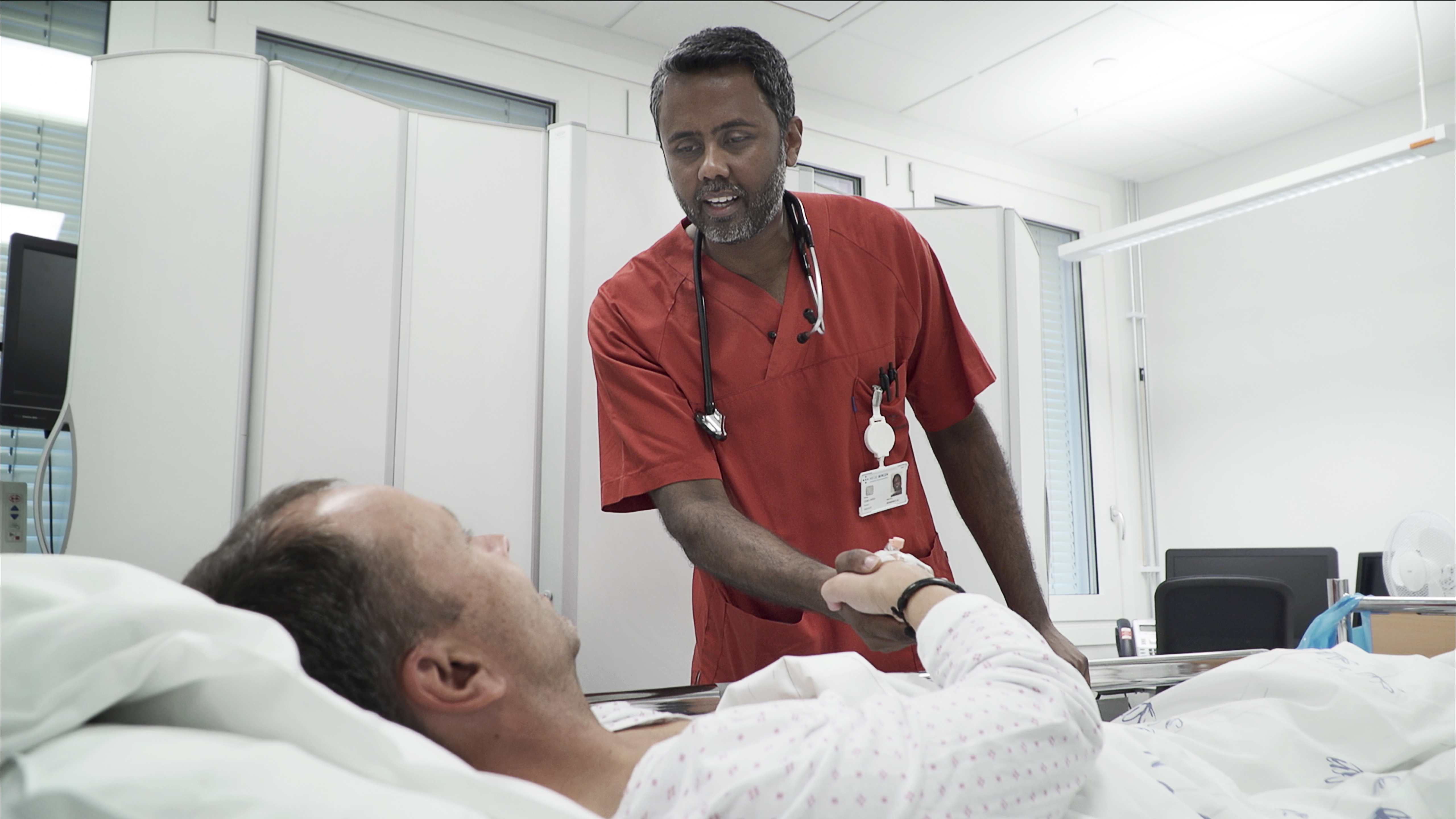 Lege hilser på pasient. Foto