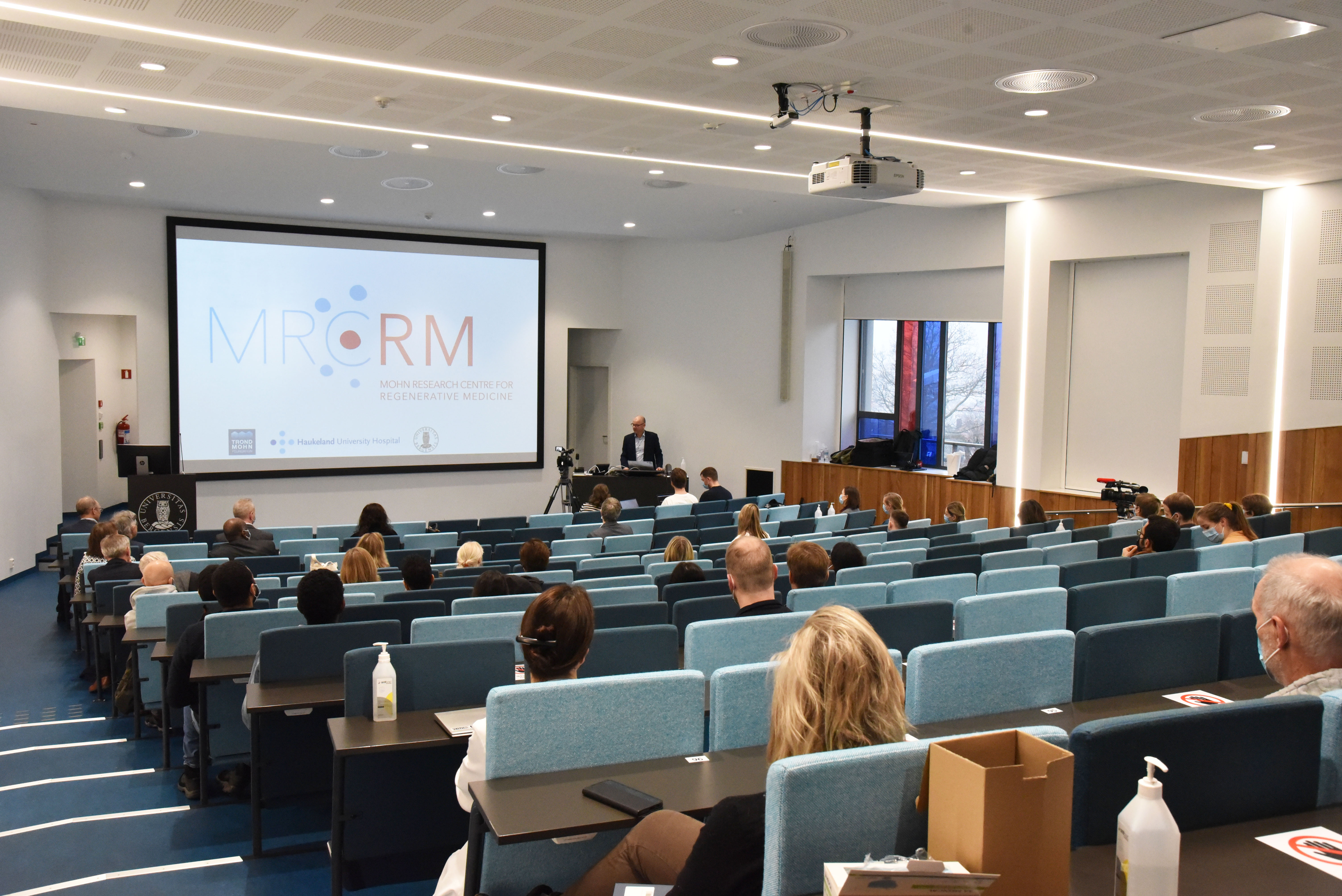 Oversiktsbilde fra auditorium under foredrag. Foto