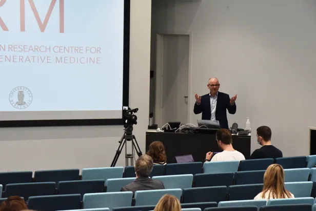 Foredragsholder i auditorium. Foto