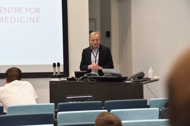 Eivind Hansen i auditorium. Foto