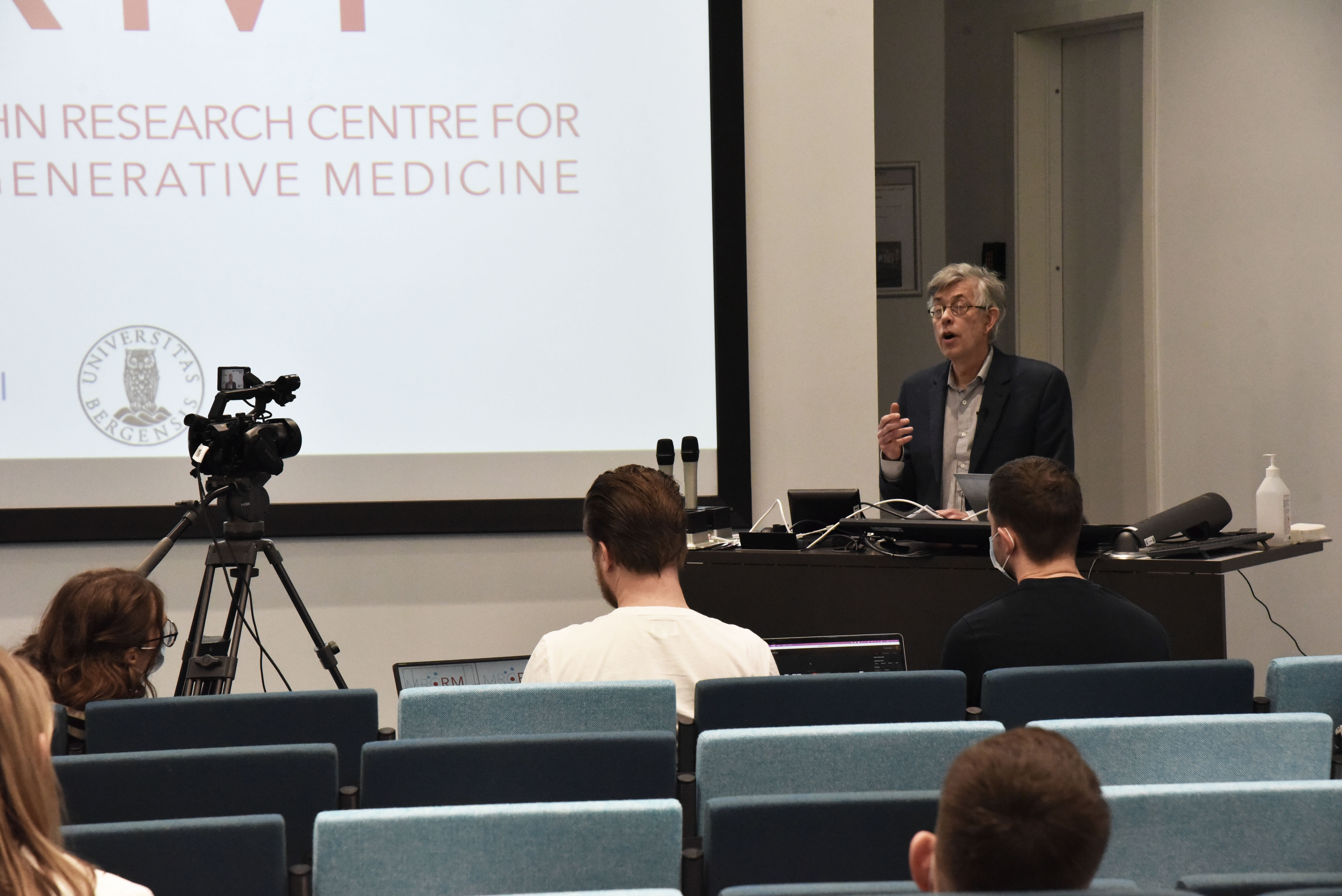 Foredragsholder i auditorium. Foto