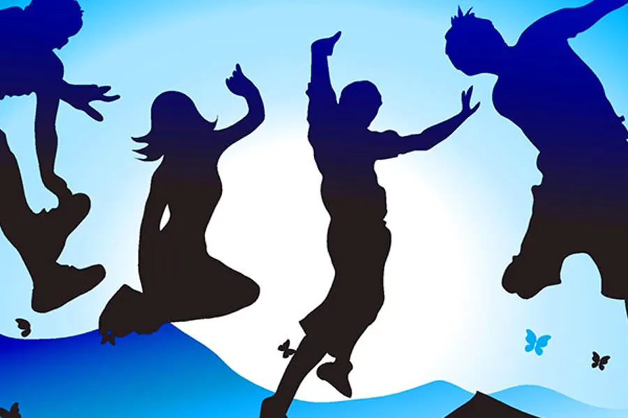 Silhuett av hoppende ungdom mot landskap. Illustrasjon